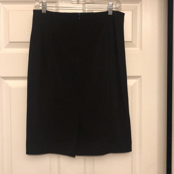 Perfect White House Black Market Black lined skirt knee length zip back Size 6 - Picture 3 of 8